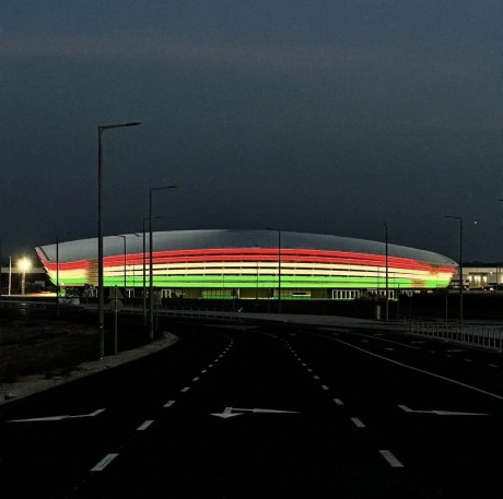 Így is ünnepel Székesfehérvár - nemzeti színű kivilágítást kapott az emlékmű és a csarnok